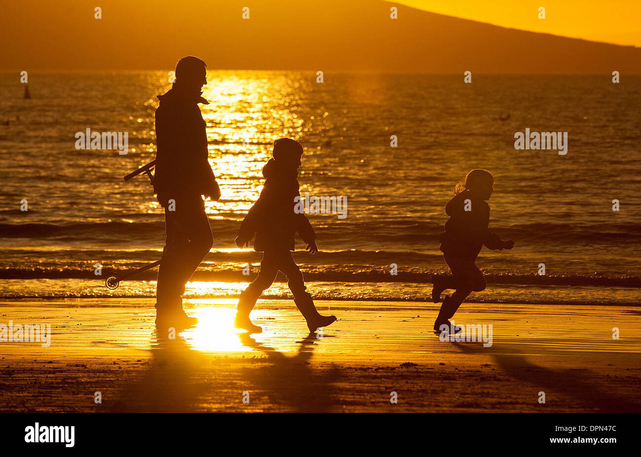 Une famille promenades sur la plage à Weston Super Mare à Somerset Banque D'Images