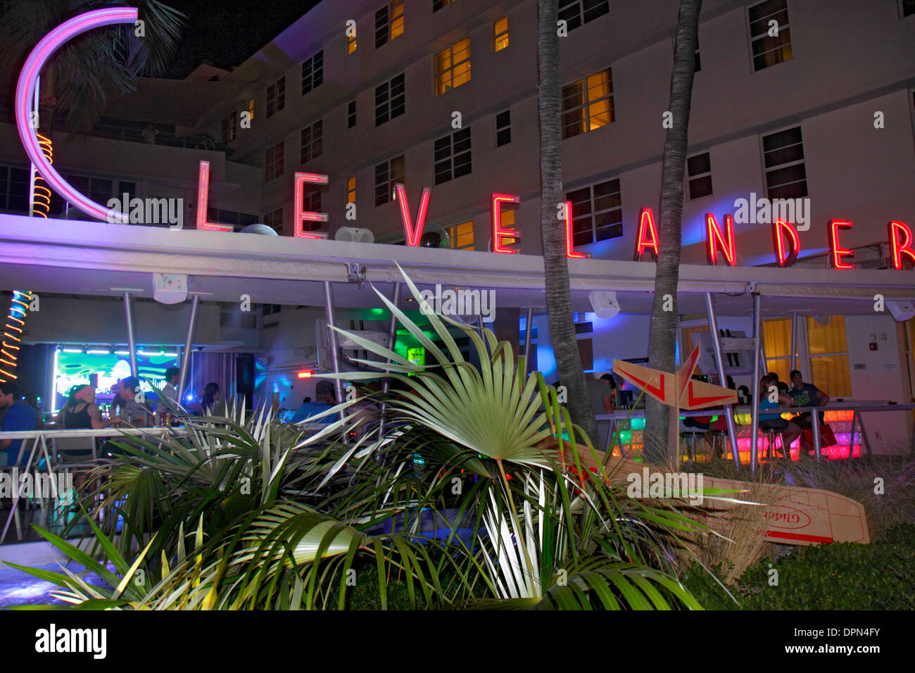 Miami Beach Florida, Ocean Drive, vie nocturne nocturne après la tombée de la nuit, Clevelander, bar bars lounge pub, hôtel hôtels hébergement inn motels, visiteurs Banque D'Images
