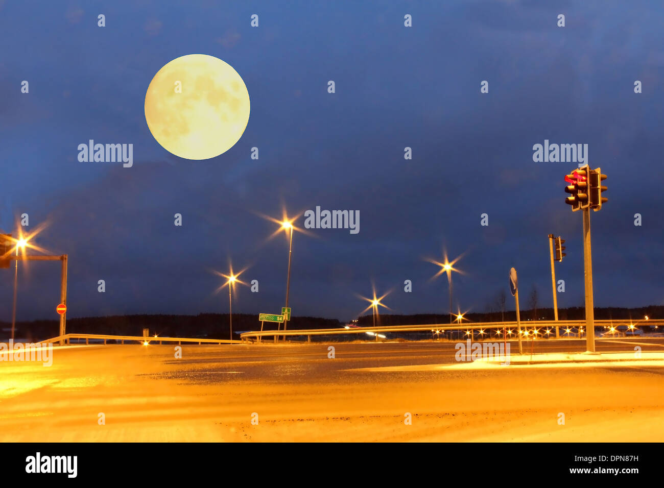 Pleine lune sur un passage à vide post-traitement nuit,filtres appliqués. Banque D'Images