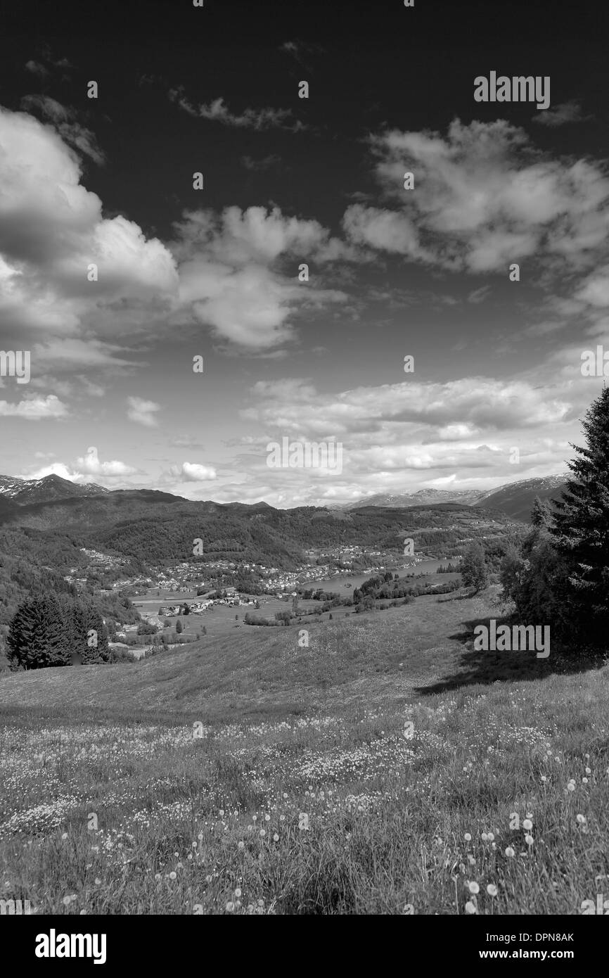 Montagnes qui entourent le village de Oystese, Fjord fjord, Hordaland région de Norvège, Scandinavie, l'Europe. Banque D'Images