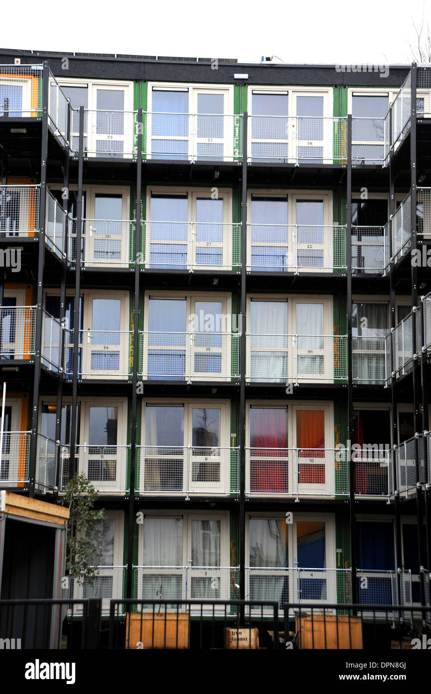 Le transport des conteneurs d'expédition fait converti en logement pour les sans-abri dans la région de Brighton UK Un bloc d'appartements fabriqué à partir des contenants d'expédition a été officiellement ouvert pour combattre une crise du logement de la ville. Brighton Housing Trust est en utilisant les 36 contenants adaptés pour fournir des logements temporaires pour les personnes sans domicile dans la ville. 2014 Banque D'Images