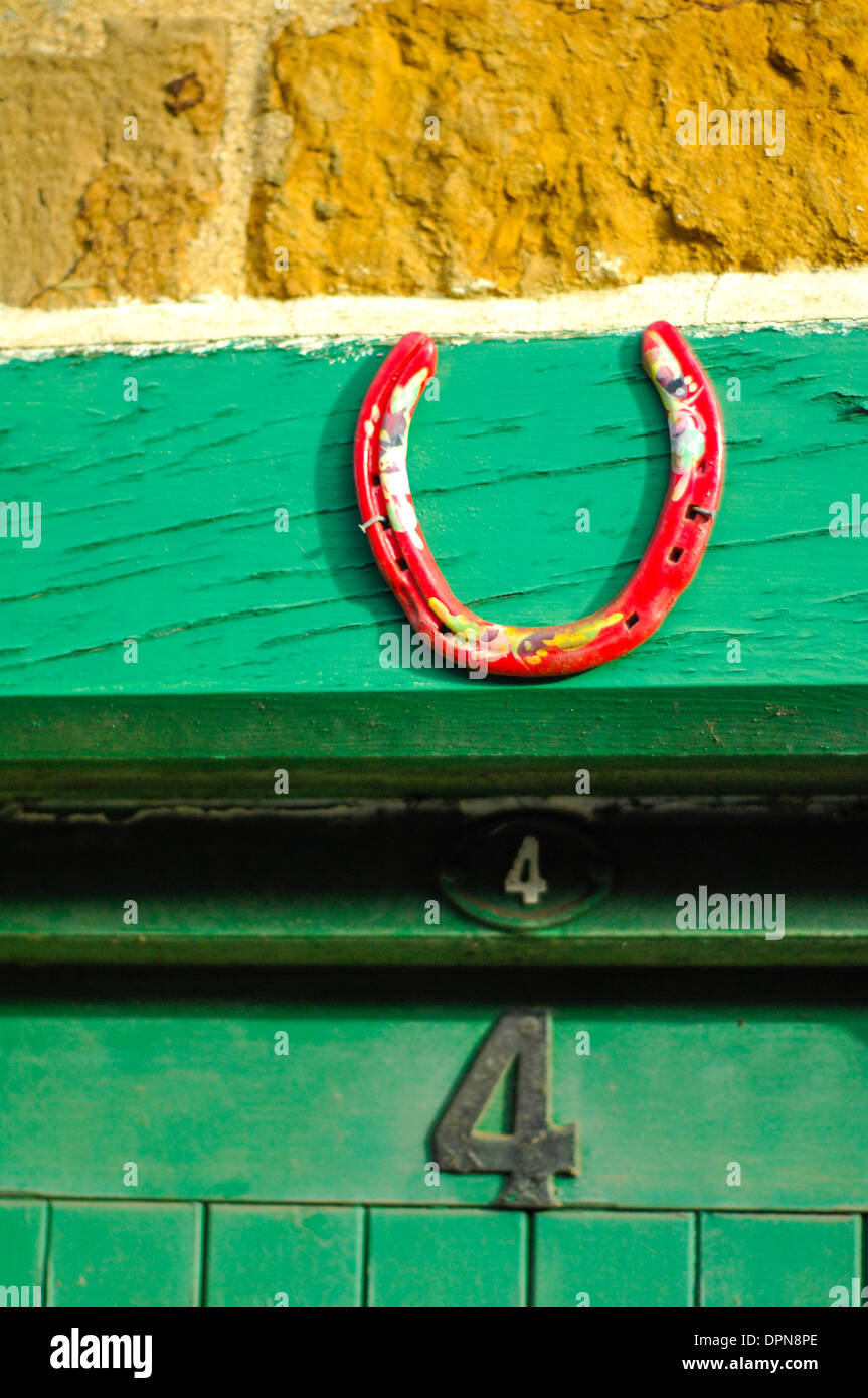 Lucky Red horseshoe porte verte Banque D'Images