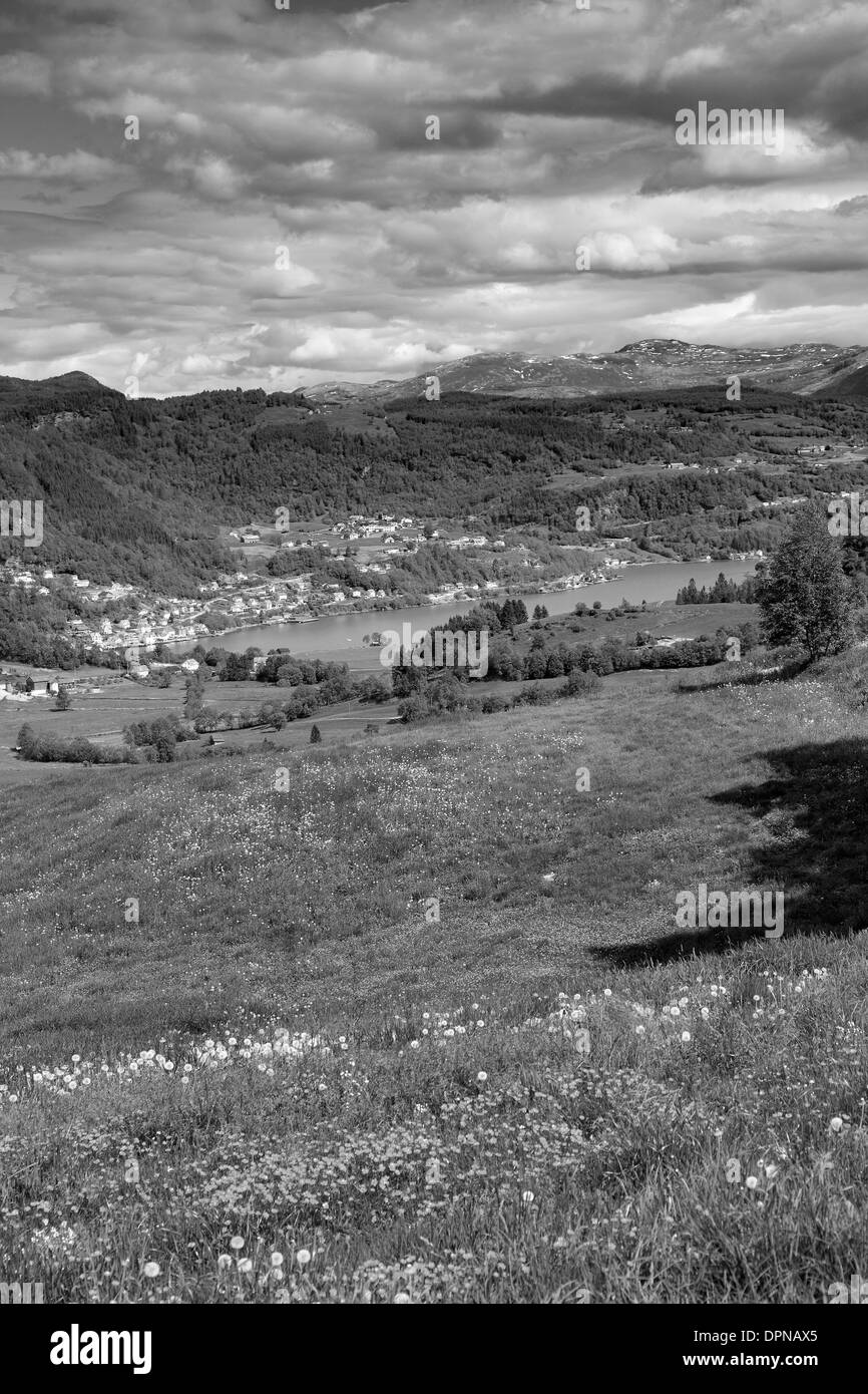 Montagnes qui entourent le village de Oystese, Fjord fjord, Hordaland région de Norvège, Scandinavie, l'Europe. Banque D'Images