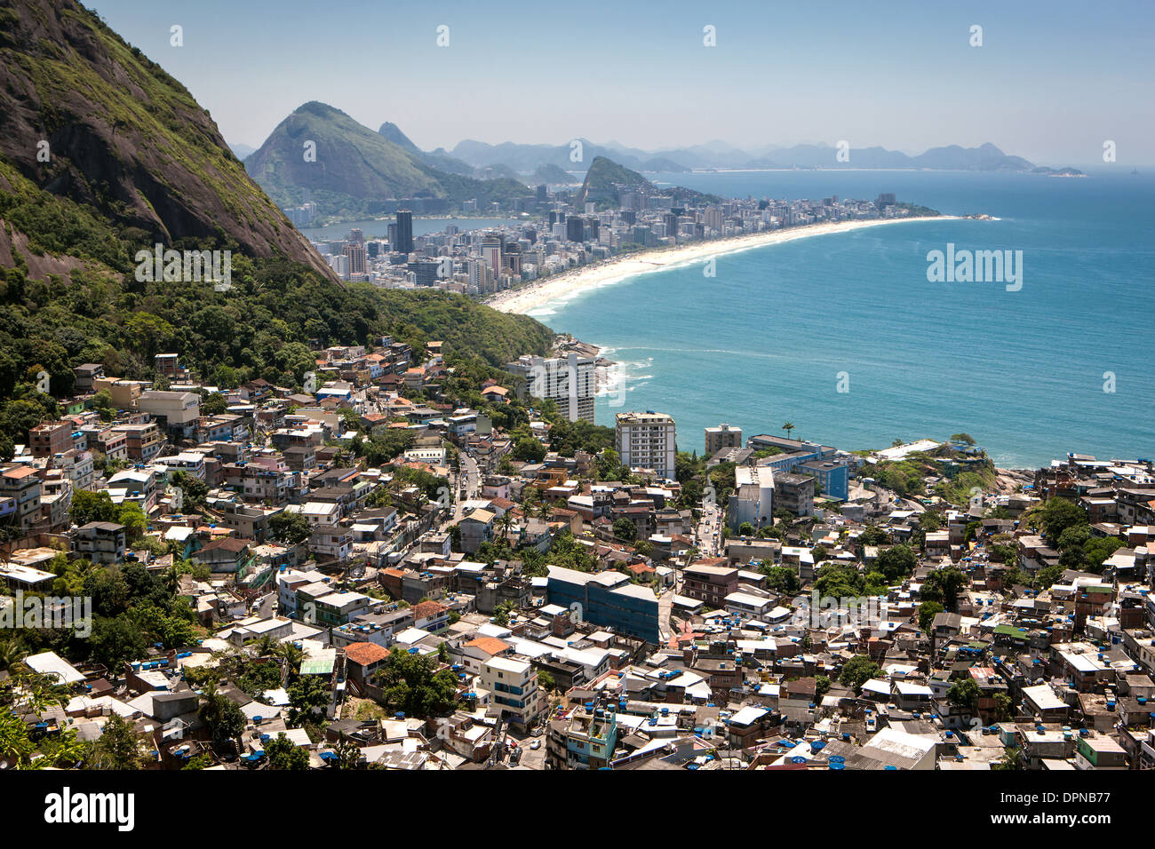 Vidigal slum, voir d'Ipanema, la plage d'Ipanema de Vidigal, Rio de Janeiro, Brésil Banque D'Images
