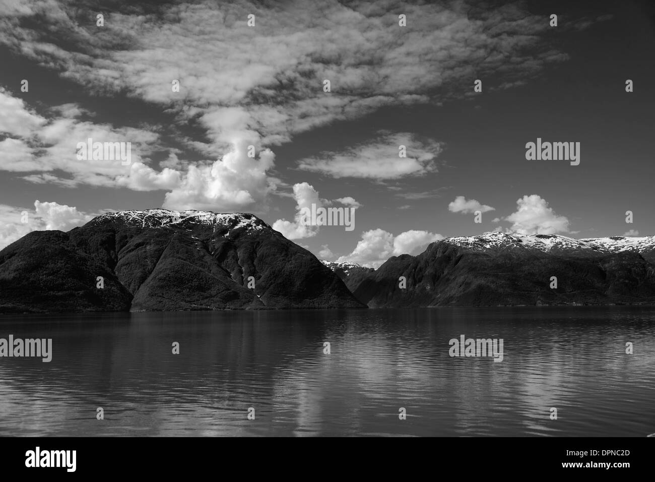 Réflexions sur les montagnes entourant le fjord Hardangerfjord, Hordaland région de Norvège, Scandinavie, l'Europe. Banque D'Images