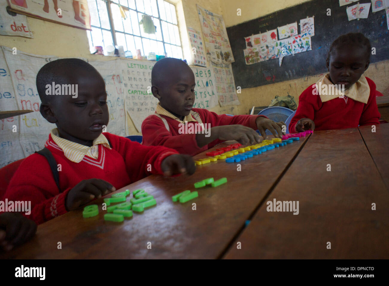 Les jeunes enfants l'apprentissage de l'alphabet à l'école primaire, Rubiri Kenya Naivasha Banque D'Images