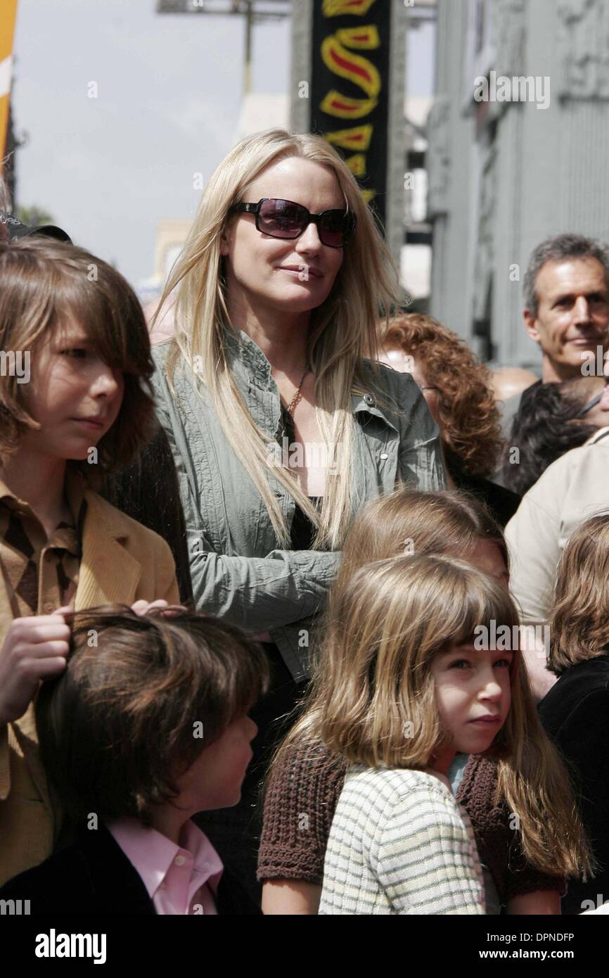 6 avril 2006 - Hollywood, Californie, USA - Daryl Hannah DANS LA FOULE -.LOU ADLER REÇOIT UNE ÉTOILE SUR LE Walk of Fame - HOLLLYWOOD.HOLLYWOOD, CALIFORNIE - .04-06-2006 -. NINA PROMMER/ 2006.K47337NP.(Image Crédit : © Globe Photos/ZUMAPRESS.com) Banque D'Images