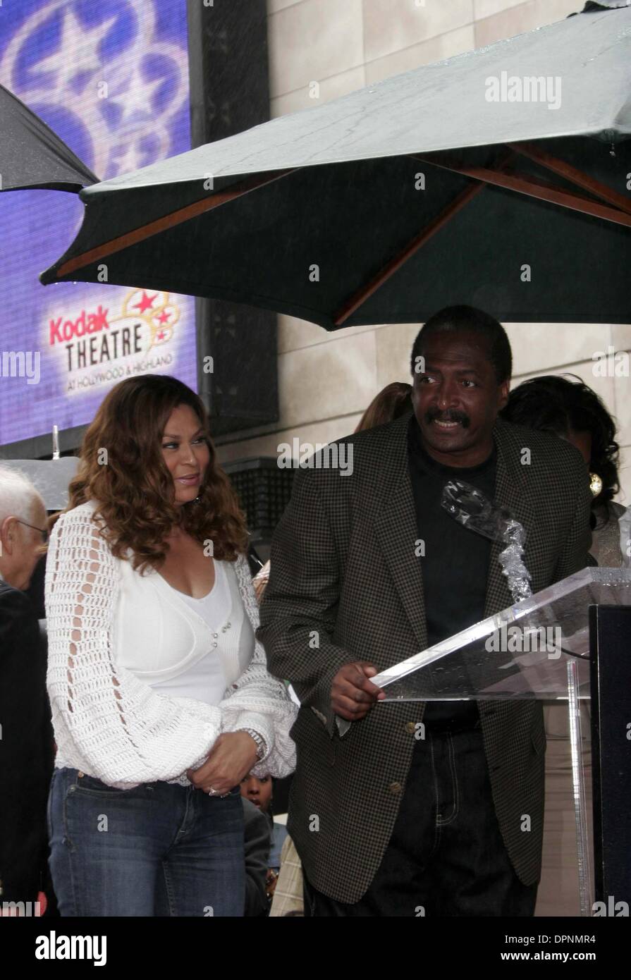 28 mars 2006 - Hollywood, Californie, USA - MATTHEW KNOWLES ET TINA KNOWLES, LES PARENTS DE Beyonce Knowles, PREND LA PAROLE À LA CÉRÉMONIE -.DESTINY'S CHILD REÇOIT LA 2305e étoile sur le Hollywood Walk of Fame-.HOLLYWOOD, CALIFORNIE - .03-28-2006 -. NINA PROMMER/ 2006...K47359NP.(Image Crédit : © Globe Photos/ZUMAPRESS.com) Banque D'Images