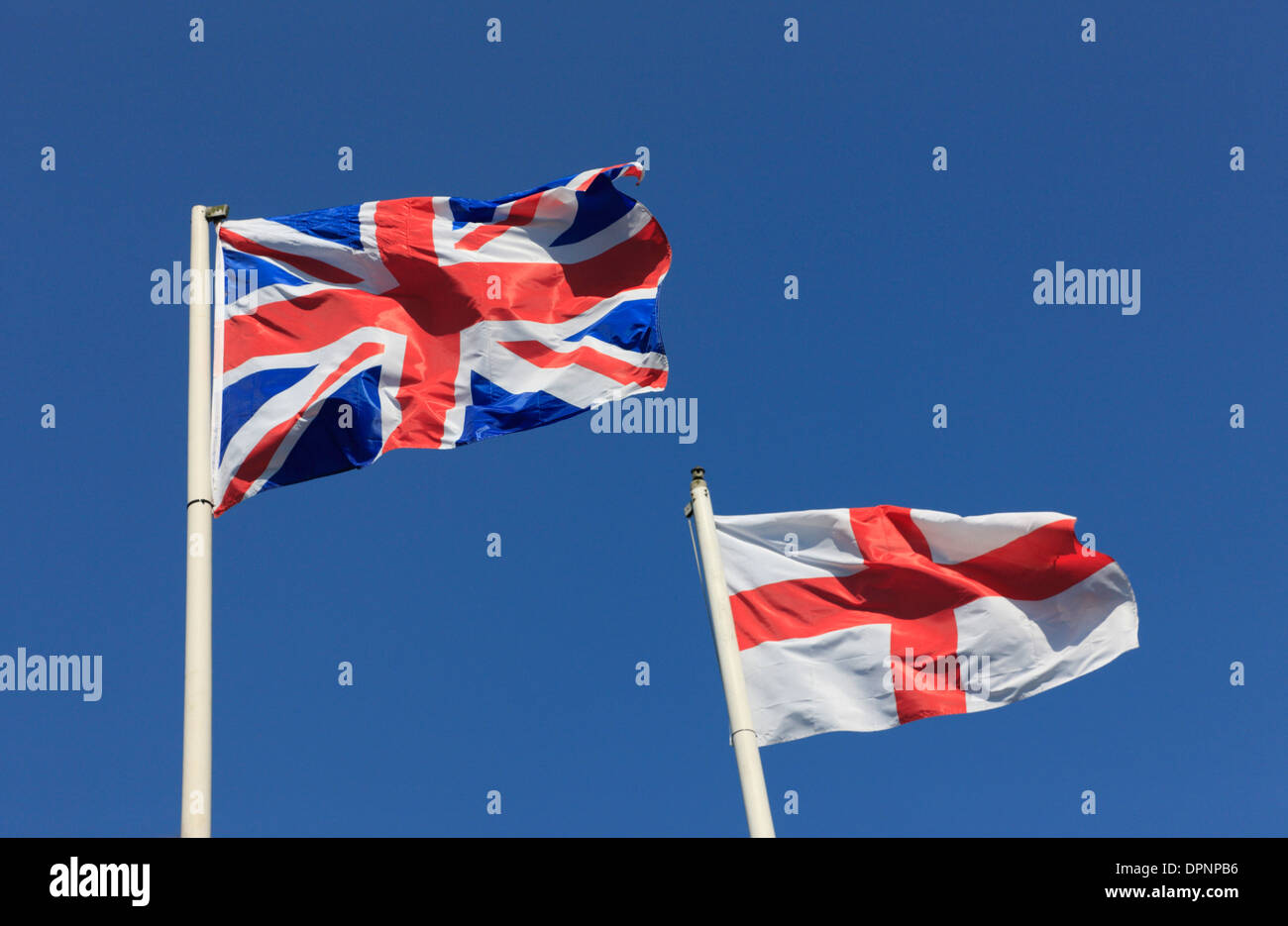 La British Union jack et le drapeau anglais volant dans le vent. Banque D'Images