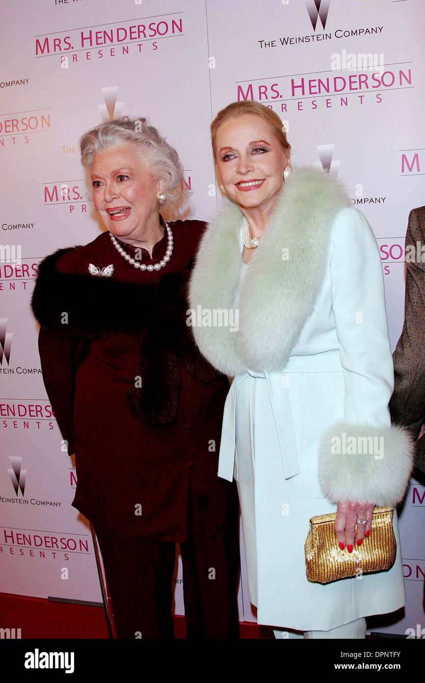 Le 5 décembre 2005 - Hollywood, Californie, USA - Ann RUTHERFORD, ANNE JEFFREYS -.Madame Henderson Présente - PREMIERE -.FINE ARTS THEATRE, LOS ANGELES, CALIFORNIE - .12-05-2005 -. NINA PROMMER/ 2005.K45869NP.ANN RUTHERFORD ET ANNE JEFFREYS(Image Crédit : © Globe Photos/ZUMAPRESS.com) Banque D'Images