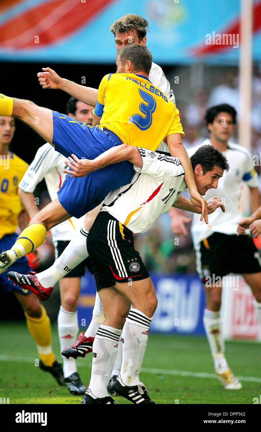 24 juin 2006 - Leipzig, Allemagne - K48427.COUPE DU MONDE DE FOOTBALL, .L'Allemagne contre la Suède, .LE STADE DE LA COUPE DU MONDE, Munich, Allemagne..06-24-2006. STEWART KENDALL / / 2006.OLOF MELLBERG & Miroslav Klose.(Image Crédit : © Globe Photos/ZUMAPRESS.com) Banque D'Images
