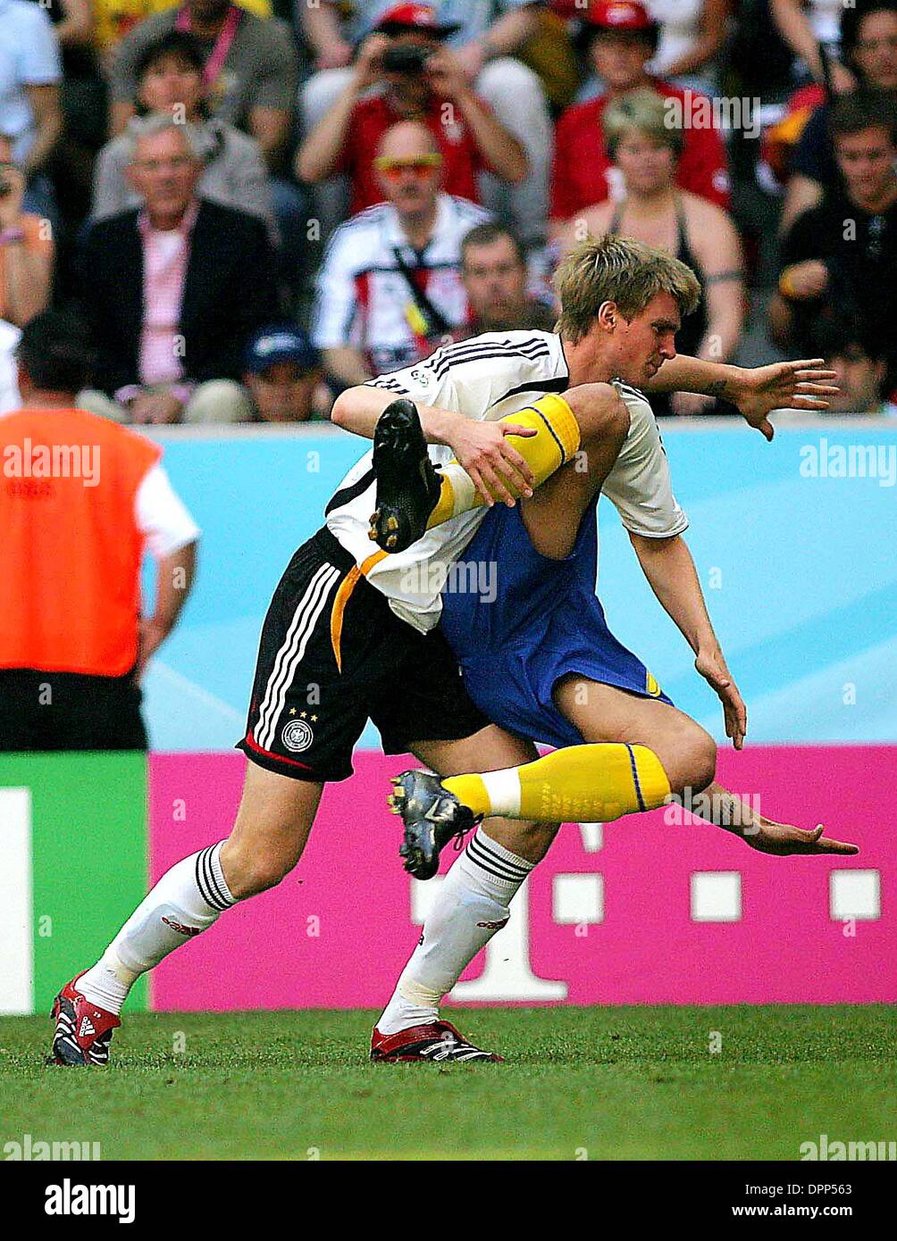 24 juin 2006 - Leipzig, Allemagne - K48427.COUPE DU MONDE DE FOOTBALL, .L'Allemagne contre la Suède, .LE STADE DE LA COUPE DU MONDE, Munich, Allemagne..06-24-2006. STEWART KENDALL / / 2006.PER MERTESACKER MALMÈNE SUÉDOIS.(Image Crédit : © Globe Photos/ZUMAPRESS.com) Banque D'Images