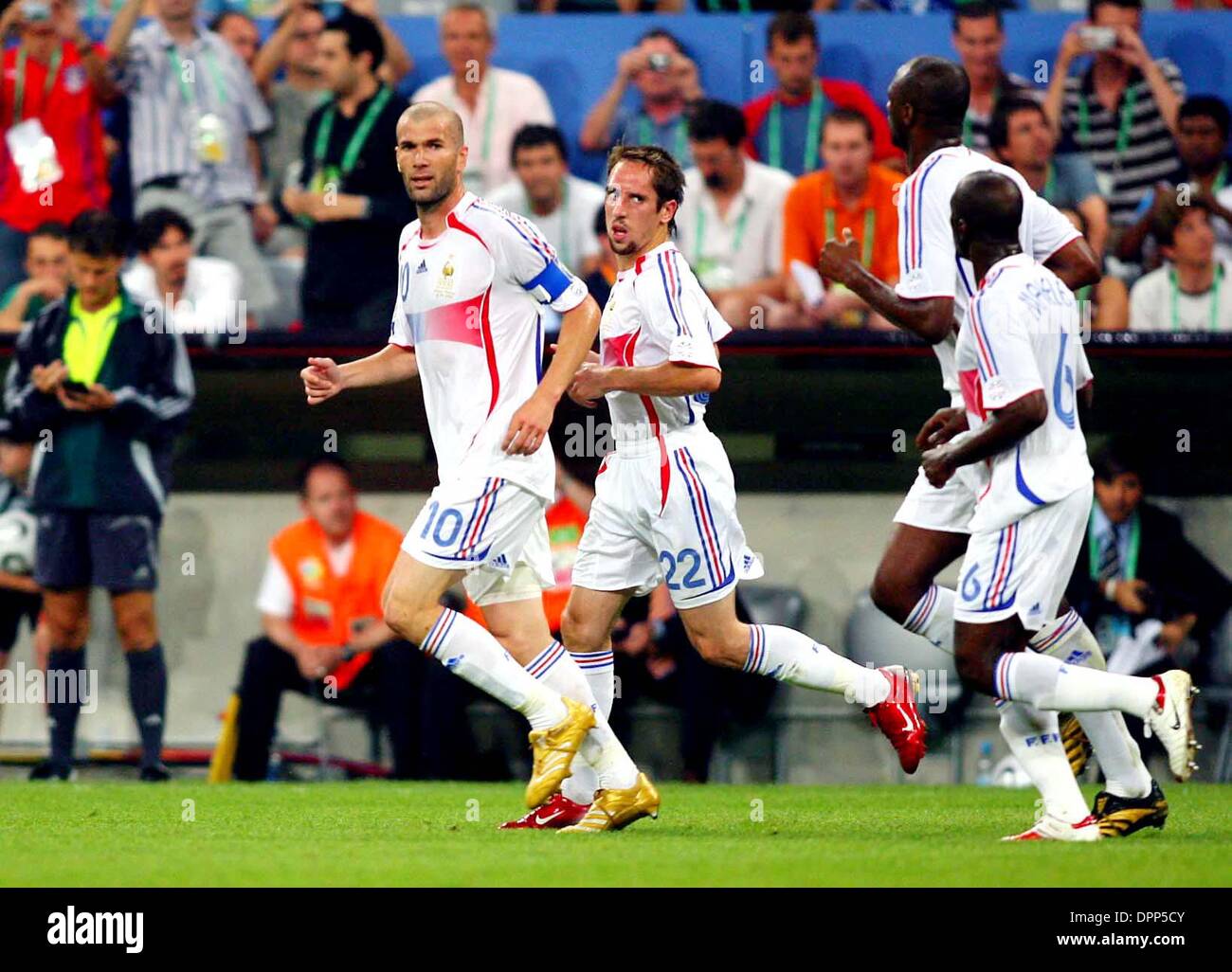 Le 5 juillet 2006 - L'Allianz Arena, MUNICH, ALLEMAGNE - K48510.Coupe du Monde de football, .PORTUGAL/FRANCE..Le stade de la Coupe du monde, Munich, Allemagne..07-05-2006.Zinedine Zidane et Franck Ribéry. Stewart Kendall / / 2006.(Image Crédit : © Globe Photos/ZUMAPRESS.com) Banque D'Images