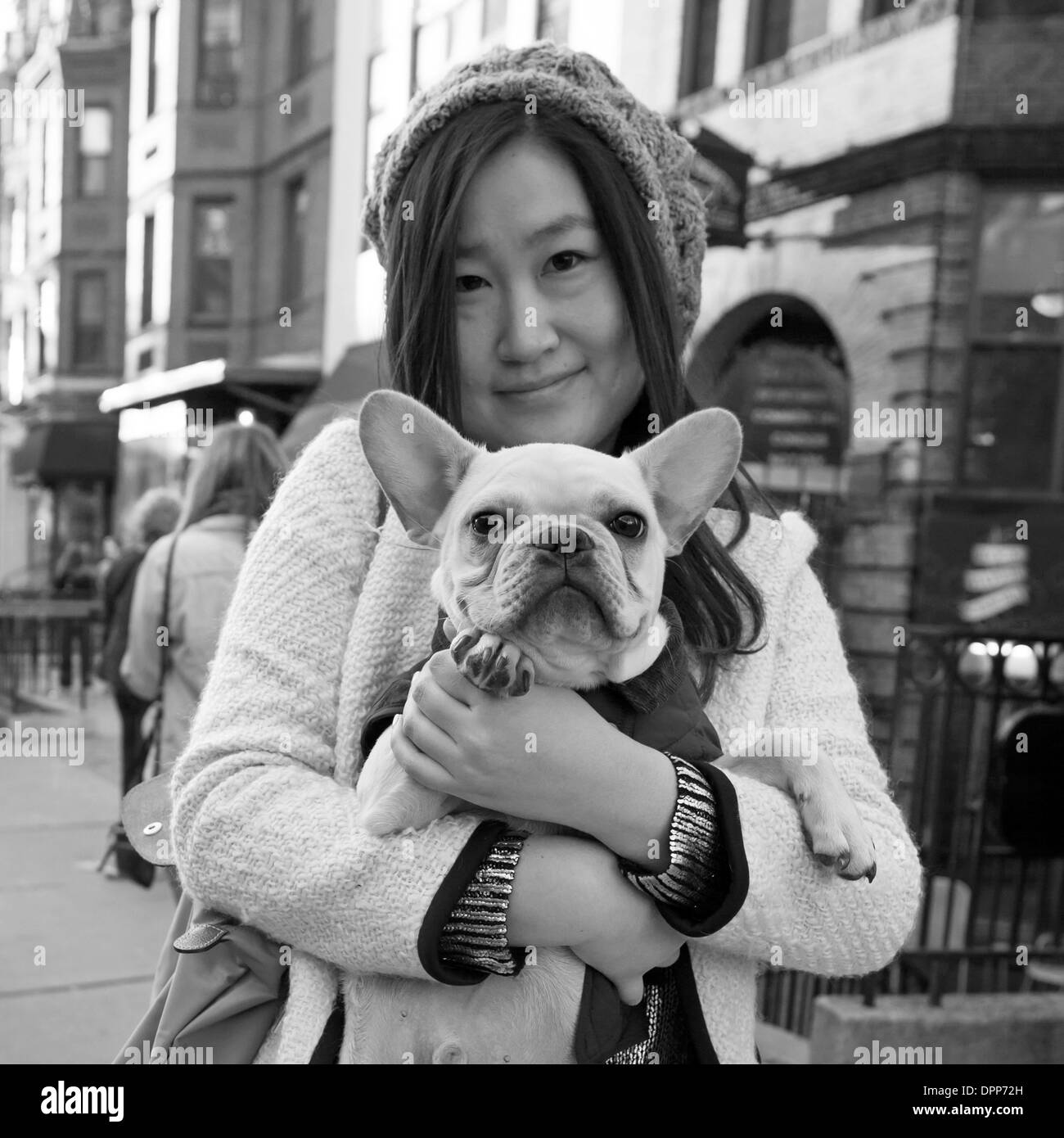 Une femme tient son chien et pose sur Newbury Street à Boston, Massachusetts, États-Unis. Banque D'Images