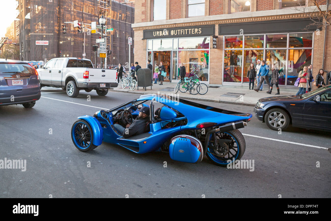 Un nouveau croisement entre une automobile et une moto est vu dans la rue de Boston. Banque D'Images