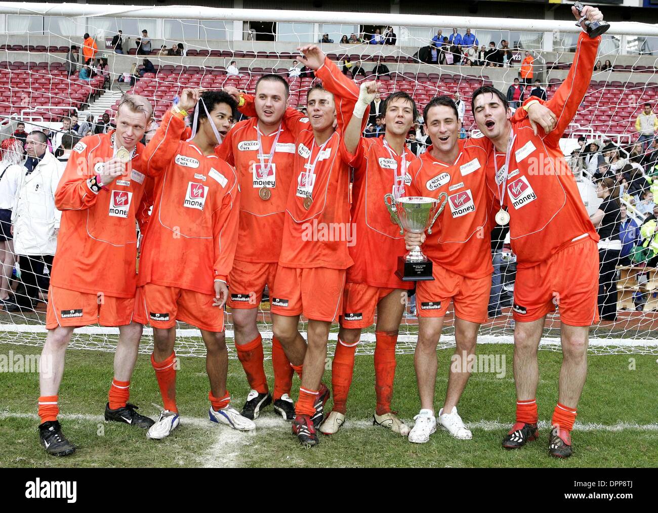 21 mai 2006 - Upton Park Stadium, LONDRES, ANGLETERRE - HOLLYOAKS.L'ÉQUIPE DE PROFITER ENSEMBLE DE LA VICTOIRE après avoir remporté la Coupe du Monde de célébrité 2006 TOURNOI DE SOCCER SIXES à Upton Park, West Ham United, TERRAIN DE FOOTBALL À LONDRES. 05-21-2006.Â© - K48038.(Image Crédit : © Globe Photos/ZUMAPRESS.com) Banque D'Images