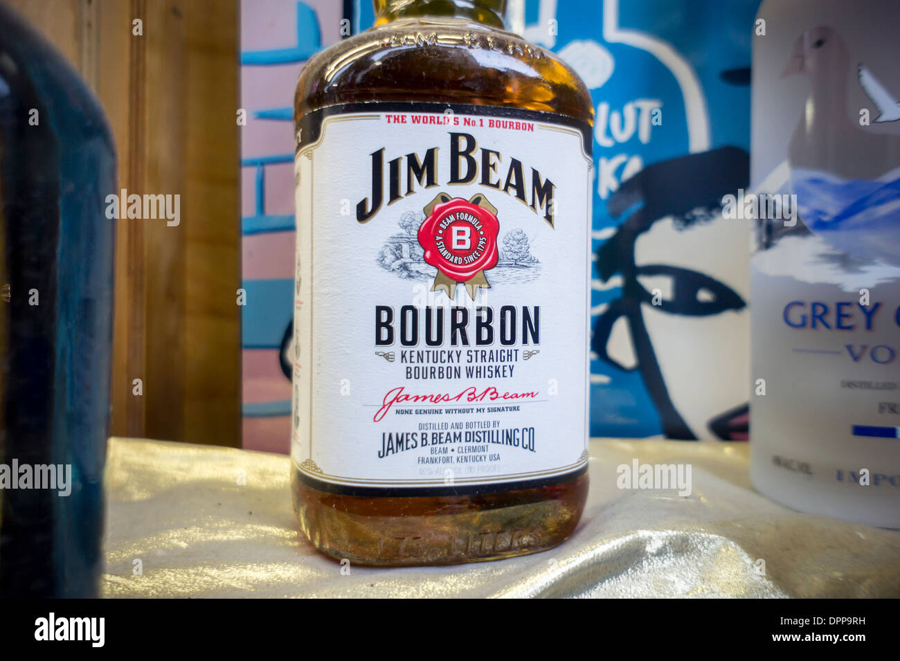 Une bouteille de bourbon Jim Beam en exposition dans un magasin d'alcool à  New York Photo Stock - Alamy