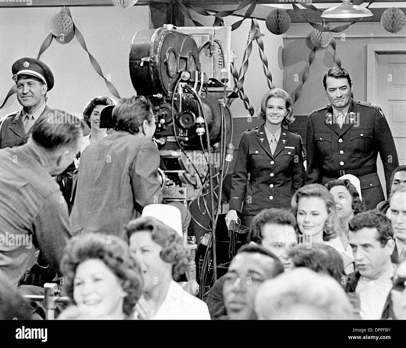 16 mars 2006 - ANGIE DICKINSON avec Gregory Peck dans ''LE CAPITAINE NEWMAN , M.D.'' 1963.FOURNI PAR SMP- TV-film-(ENCORE Image : © Crédit Photos Globe/ZUMAPRESS.com) Banque D'Images