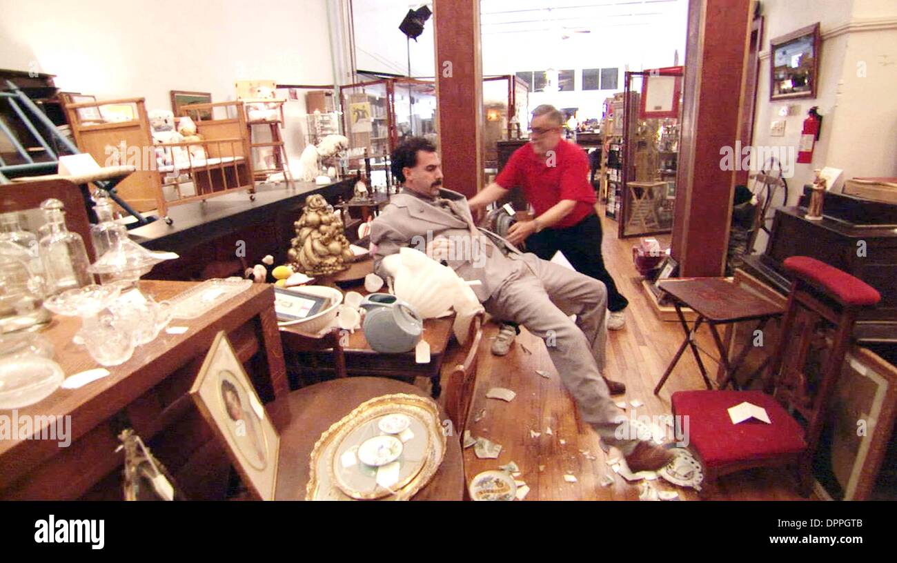 20 septembre 2006 - B-53.Borat se déchaîne dans un magasin d'antiquités..K51221ES.TV-FILM STILL. Fournies par : Borat leçons culturelles d'Amérique pour faire bénéficier la nation glorieuse du Kazakhstan (crédit Image : © Globe Photos/ZUMAPRESS.com) Banque D'Images