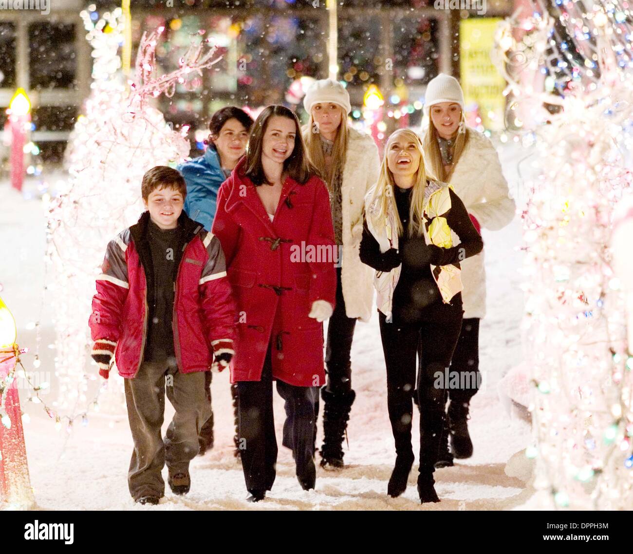 30 octobre 2006 - L'des pinsons et Halls -- moins leur rivalité patriarches --.bond tout en profitant de leurs vacances. De gauche : Carter Finch (Dylan bleu), Madison (Alia Shawkat) Finch, Kelly Finch (Kristin Davis), Ashley Hall (Sabrina Aldridge), Kristin Chenoweth (TIA), et Emily Hall (Kelly Adridge). K51213ES.'' DECK THE HALLS ''.TV-FILM STILL. Fourni par 2006.(Image Crédit : Banque D'Images