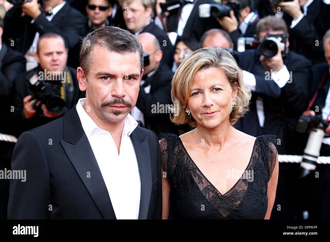 17 mai 2006 - K47915.FESTIVAL DE CANNES 2006 .TAPIS ROUGE D'ARRIVER À LA CÉRÉMONIE D'OUVERTURE. .CANNES, FRANCE..05-17-2006.PHILIPPE TORETON ET CLAIRE CHAZAL. FRED / PIXPLANETE / 2006.(Image Crédit : © Globe Photos/ZUMAPRESS.com) Banque D'Images