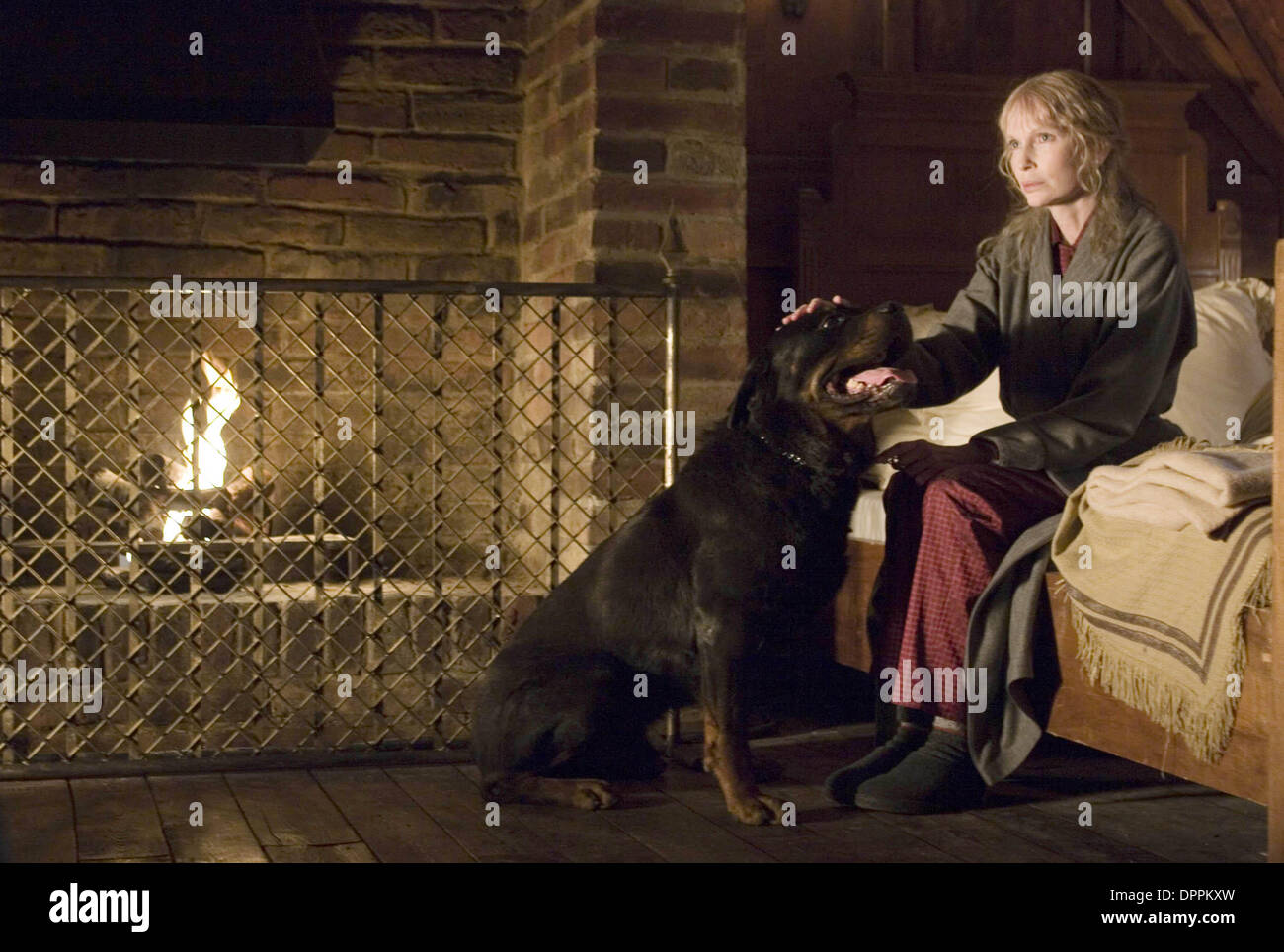 25 mai 2006 - O-109 Mme Baylock (Mia Farrow) et DamienÃ•s Rottweiler va tout faire pour protéger l'Antéchrist. .K48087ES.TV-FILM STILL. Fourni par l'Augure(Image : © Crédit Photos Globe/ZUMAPRESS.com) Banque D'Images