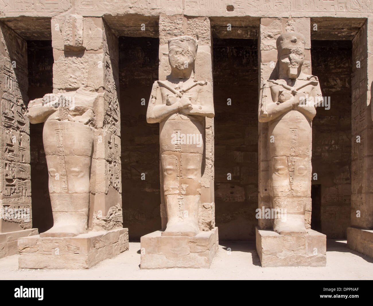 Temple de karnak avec la statue de ramses ii Banque de photographies et ...