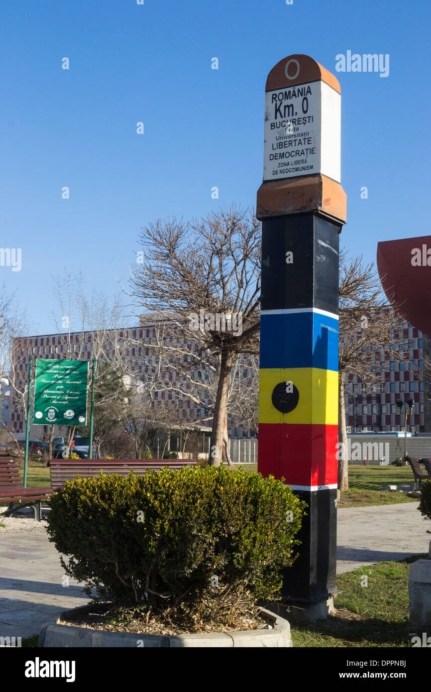 Panneau routier indiquant "Bucarest 0Km à la Révolution roumaine de 1989 n'oubliez pas Banque D'Images