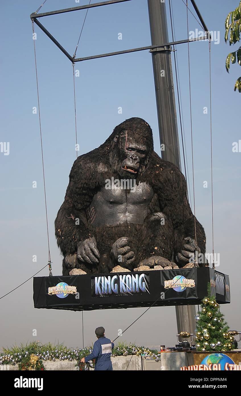 14 décembre 2005 - en ce qui concerne K44766M.-LB, 20 pieds de haut KING KONG est transporté dans le parc à thème Universal Studios Hollywood À UNIVERSAL CITY, CA. (12/14/05). MILAN- 2005.KING KONG(Image Crédit : © Globe Photos/ZUMAPRESS.com) Banque D'Images