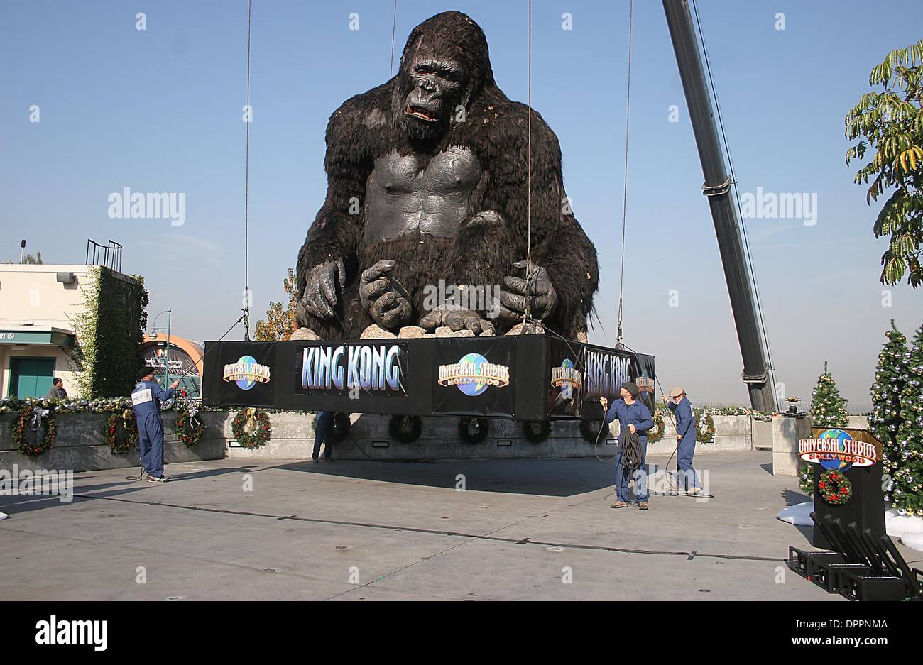 14 décembre 2005 - en ce qui concerne K44766M.-LB, 20 pieds de haut KING KONG est transporté dans le parc à thème Universal Studios Hollywood À UNIVERSAL CITY, CA. (12/14/05). MILAN- 2005.KING KONG(Image Crédit : © Globe Photos/ZUMAPRESS.com) Banque D'Images