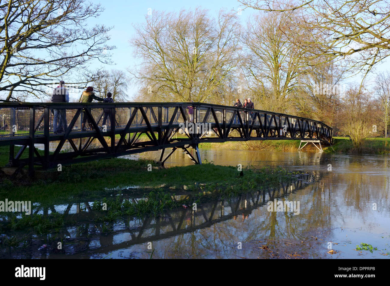 Les personnes qui traversent la passerelle au-dessus de Cannes 2006 Rivière à Bedford en hiver, les inondations Banque D'Images
