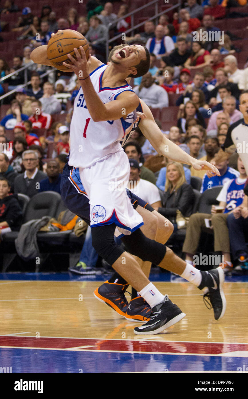 Philadelphie, Pennsylvanie, USA. 15 Jan, 2014. Philadelphia 76ers Michael Carter-Williams point guard (1) réagit à obtenir salie par Charlotte Bobcats center Cody Zeller (40) au cours de la NBA match entre les Charlotte Bobcats et les Philadelphia 76ers au Wells Fargo Center de Philadelphie, Pennsylvanie. Les 76ers 95-92 win. Christopher Szagola/Cal Sport Media/Alamy Live News Banque D'Images