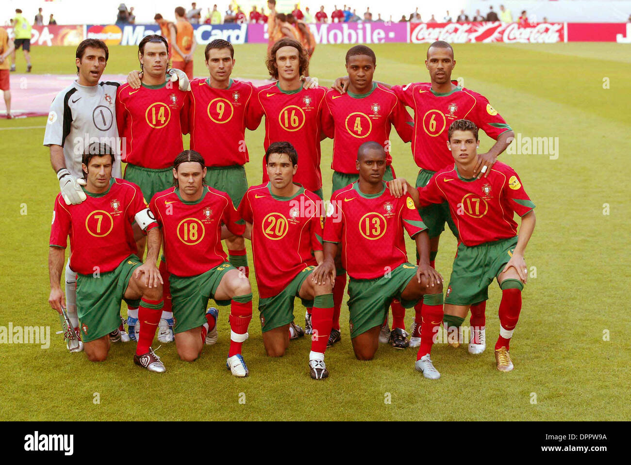 18 janvier 2006 - Lisbonne, PORTUGAL - 20040620 : LISBONNE, PORTUGAL : des joueurs de l'équipe nationale du Portugal au cours de l'Euro 2004 - Le Portugal contre l'Espagne match. . GIUSEPPE BELLINI-LisbonFILES- K46434(Image Crédit : © Globe Photos/ZUMAPRESS.com) Banque D'Images