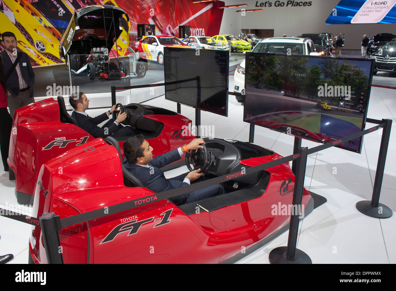 Detroit, Michigan - simulateurs de conduite, le style rappelle la Toyota FT-1 à la North American International Auto Show. Banque D'Images