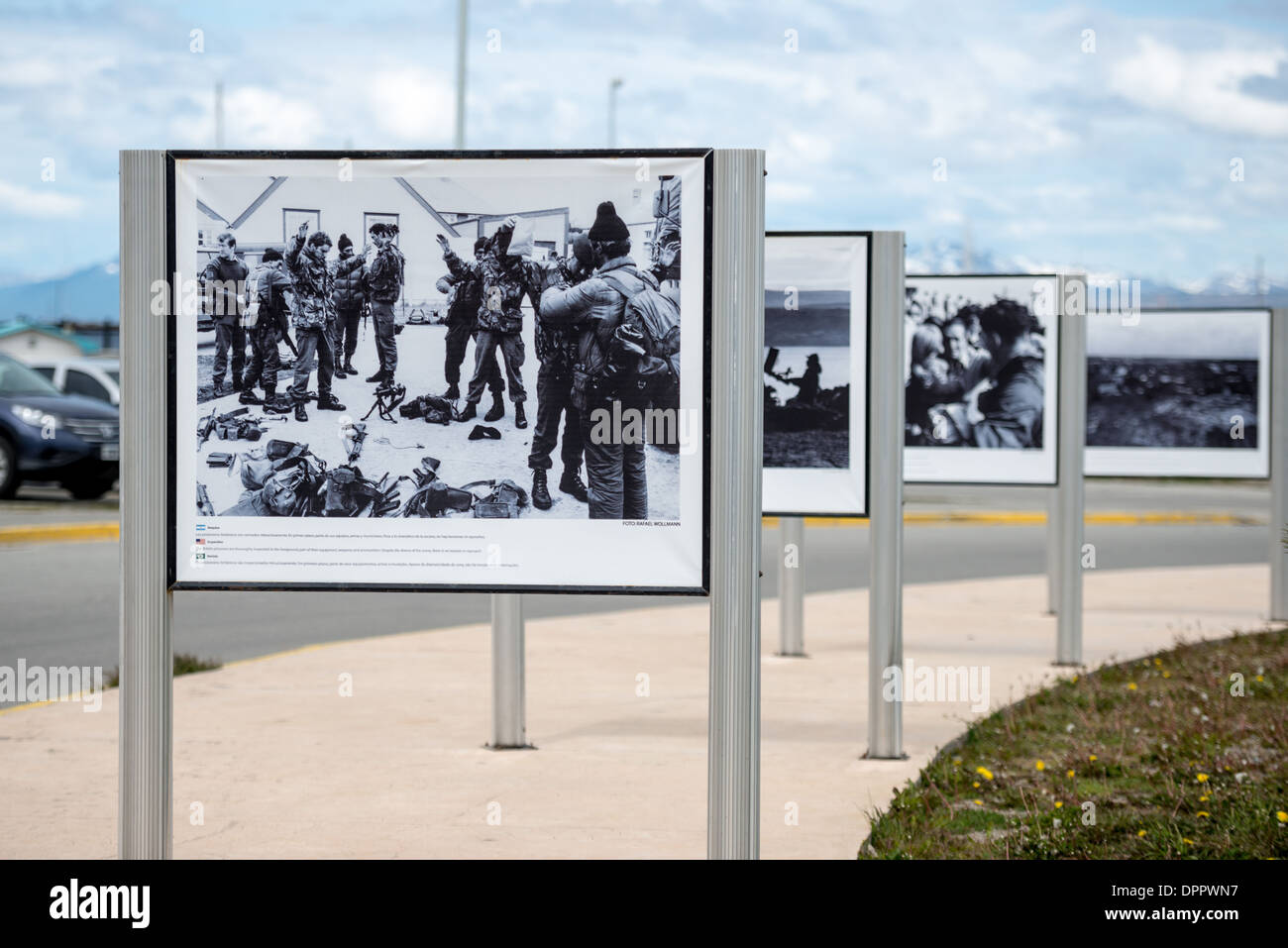 Photos du Mémorial de guerre des Malvinas Ushuaia Argentine // USHUAIA, Argentine — photos exposées au Mémorial de guerre des Malvinas, un monument de guerre important situé sur le front de mer à Ushuaia, en Terre de feu. Le mémorial commémore les soldats argentins qui ont combattu dans la guerre des Malouines de 1982 (connue en Argentine sous le nom de Guerra de las Malvinas) entre l'Argentine et le Royaume-Uni sur l'archipel contesté de l'Atlantique Sud. Les îles, appelées les îles Falkland en Grande-Bretagne et les îles Malouines en Argentine, restent une source de tension diplomatique entre les deux Nations. Ushuaia, le sud de l'Argentine Banque D'Images