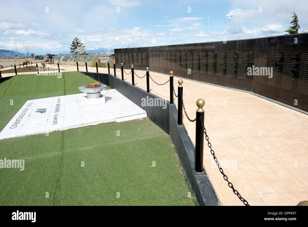 Mémorial de la guerre des Malvinas Ushuaia Argentina // USHUAIA, Argentina — le mémorial de la guerre des Malvinas se dresse bien en vue sur le front de mer d'Ushuaia, la ville la plus méridionale de l'Argentine. Le monument commémore les soldats argentins qui ont combattu dans le conflit de 1982 entre l'Argentine et le Royaume-Uni au sujet de l'archipel contesté de l'Atlantique Sud connu sous le nom de Malvinas en Argentine et les îles Falkland en Grande-Bretagne. Situé dans un parc public le long du canal Beagle, le mémorial rappelle solennellement la guerre de 74 jours qui a coûté la vie à 649 militaires argentins et 255 militaires britanniques. Ushuaïa, Banque D'Images