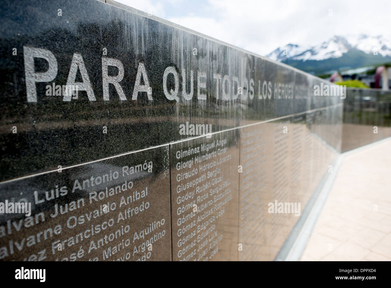 Mémorial de la guerre des Malvinas Ushuaia Argentina // USHUAIA, Argentina — le mémorial de la guerre des Malvinas se dresse bien en vue sur le front de mer d'Ushuaia, la ville la plus méridionale de l'Argentine. Le monument commémore les soldats argentins qui ont combattu dans le conflit de 1982 entre l'Argentine et le Royaume-Uni au sujet de l'archipel contesté de l'Atlantique Sud connu sous le nom de Malvinas en Argentine et les îles Falkland en Grande-Bretagne. Situé dans un parc public le long du canal Beagle, le mémorial rappelle solennellement la guerre de 74 jours qui a coûté la vie à 649 militaires argentins et 255 militaires britanniques. Ushuaïa, Banque D'Images