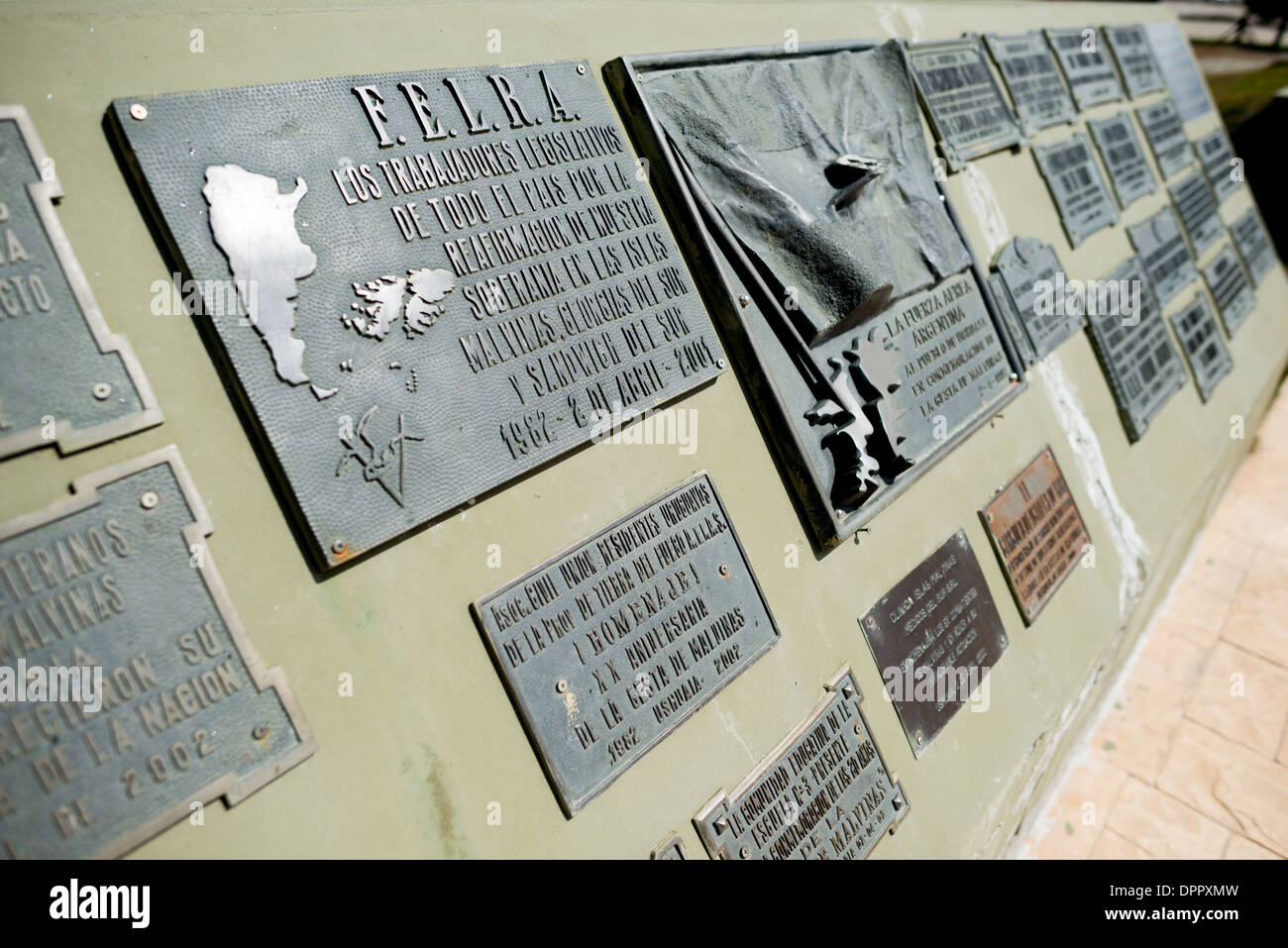 Mémorial de la guerre des Malvinas Ushuaia Argentina // USHUAIA, Argentina — le mémorial de la guerre des Malvinas se dresse bien en vue sur le front de mer d'Ushuaia, la ville la plus méridionale de l'Argentine. Le monument commémore les soldats argentins qui ont combattu dans le conflit de 1982 entre l'Argentine et le Royaume-Uni au sujet de l'archipel contesté de l'Atlantique Sud connu sous le nom de Malvinas en Argentine et les îles Falkland en Grande-Bretagne. Situé dans un parc public le long du canal Beagle, le mémorial rappelle solennellement la guerre de 74 jours qui a coûté la vie à 649 militaires argentins et 255 militaires britanniques. Ushuaïa, Banque D'Images