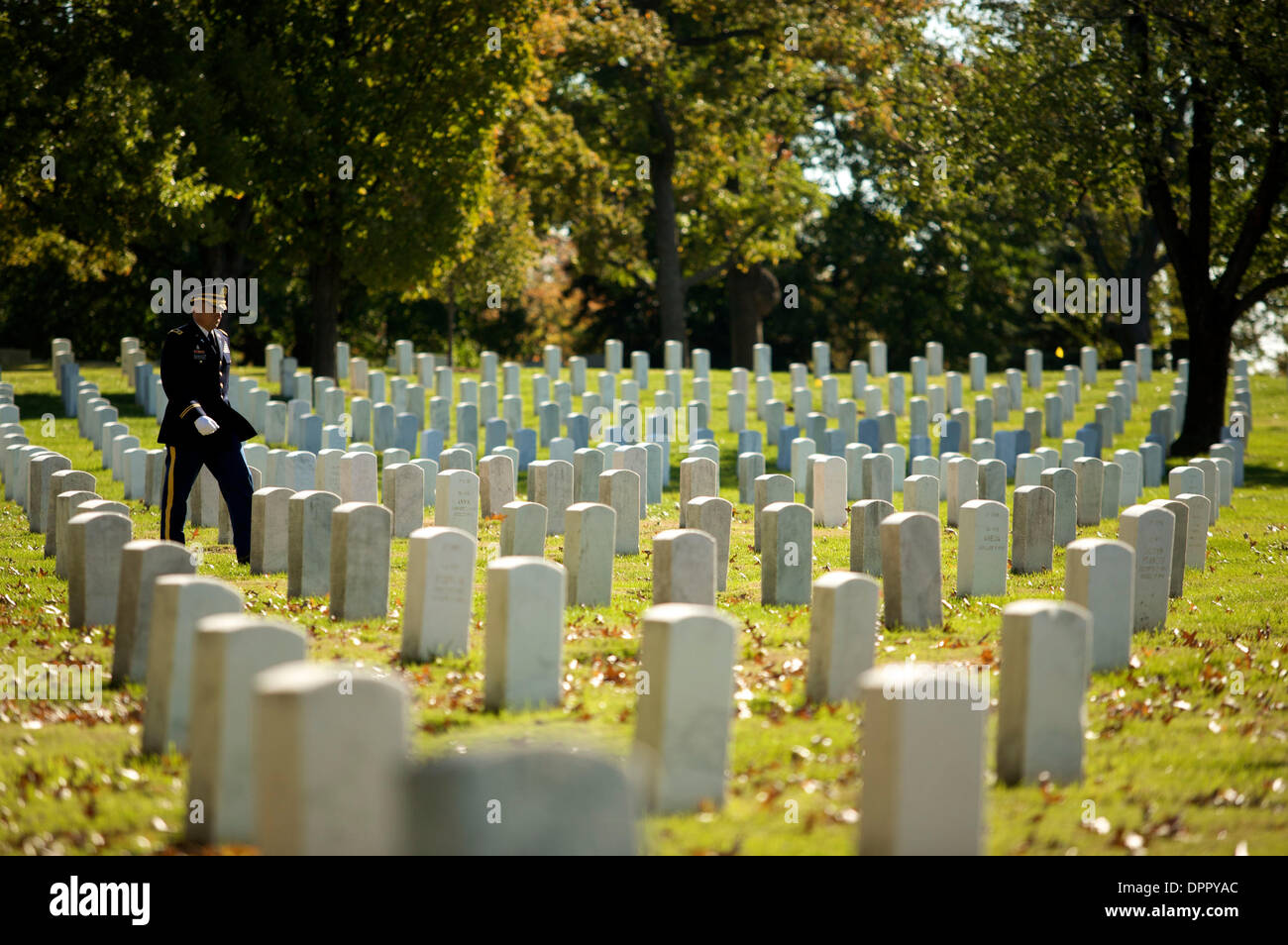 25 octobre 2006 - Arlington, Virginie, États-Unis - trois à quatre soldats, dans leur tenue de protection uniforme bleu chaque cérémonie au cimetière national d'Arlington, à une distance de 100 mètres ou plus. Ces soldats sont appelés 'Supers' et se positionner près des routes ou à l'Open d'empêcher les autres de manière accidentelle, s'immiscer dans la cérémonie. (Crédit Image : © Kate Burgess Karwan/ZUMAPR Banque D'Images