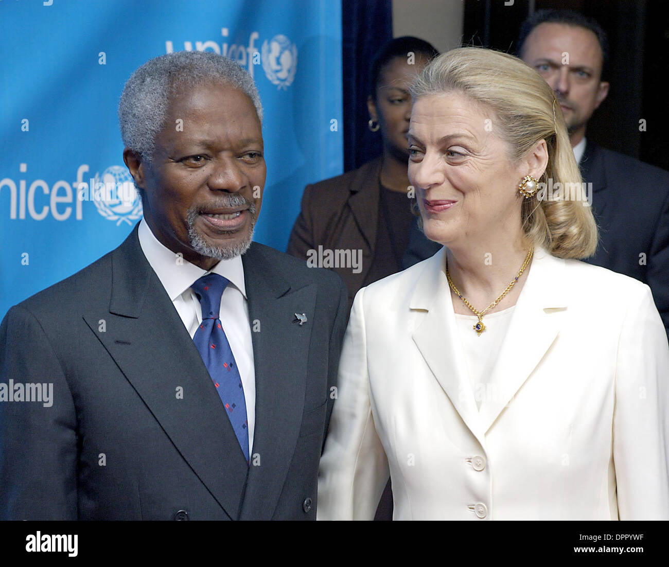 03 décembre 2005 - Los Angeles, USA - Le Secrétaire Général des Nations Unies Kofi Annan et Mme Nane Annan arrivent à la Gala de bonne volonté de l'UNICEF à Beverly Hills pour aider à célébrer 50 années de plaidoyer de célébrité pour l'organisation qui aide à fournir 120 millions d'enfants dans les pays en développement l'accès à une éducation de base de qualité. (Crédit Image : © Brian Cahn/ZUMAPRESS.com) Banque D'Images