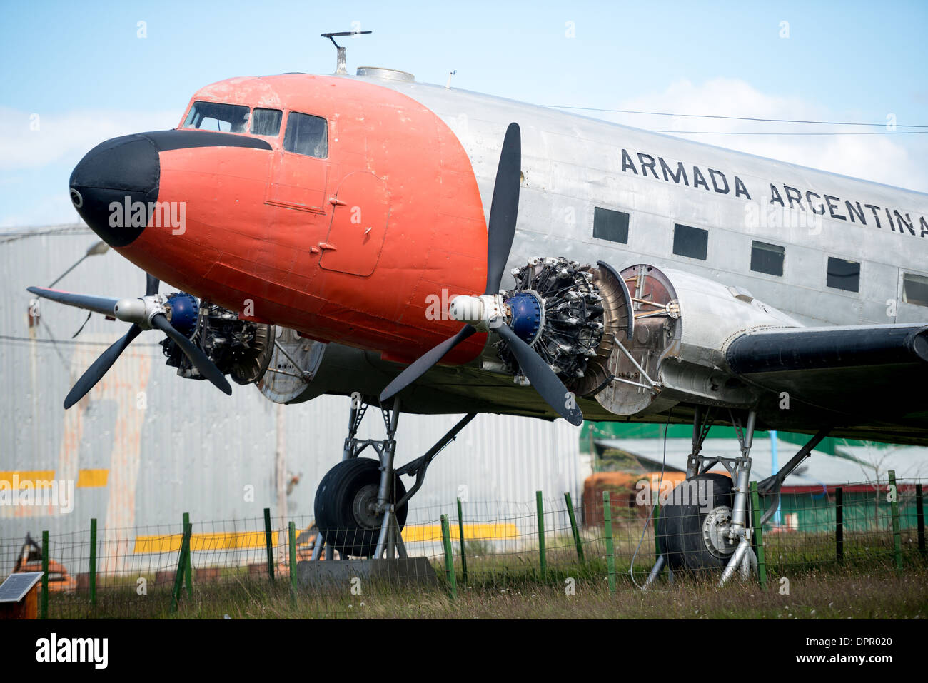 Un avion historique une fois utilisés par la marine argentine est à l'affiche à côté du petit avion piste à l'aéroport de Ushuaia. Banque D'Images