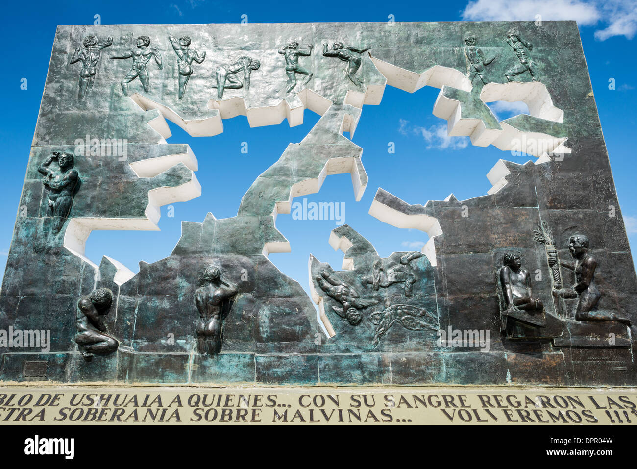 USHUAIA, Argentine - Un mémorial de la guerre des îles Falklands (connue sous le nom de Guerra de las Malvinas en Argentine) entre la Grande-Bretagne et l'Argentine à Ushuaia. Niché à l'extrémité sud de l'Amérique du Sud, Ushuaia est connue comme la ville la plus méridionale du monde. Surplombant le canal Beagle et entouré par les montagnes martiales enneigées, cet emplacement unique sert de passerelle vers l'Antarctique, attirant des aventuriers du monde entier. Banque D'Images