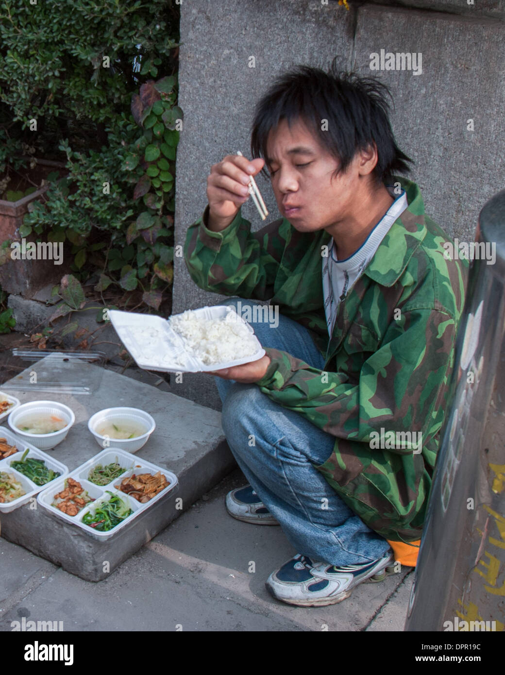 Beijing, Chine. 16 Oct, 2006. Un jeune Chinois bénéficie d'un déjeuner en plein air dans un parc à Pékin, capitale de la République populaire de Chine. © Arnold Drapkin/ZUMAPRESS.com/Alamy Live News Banque D'Images