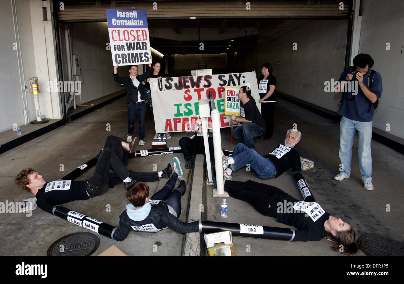Jan 14, 2009 - Los Angeles, Californie, USA - Les activistes juifs opposés au gouvernement israélien continue d'opérations militaires dans la bande de Gaza se sont enchaînés à l'immeuble abritant le consulat israélien à Los Angeles. Les membres de l'International Jewish Anti-Zionist Network a causé la fermeture de Wilshire Blvd de Los Angeles, mais a mis fin à la police de Los Angeles avant de protester de façon pacifique Banque D'Images