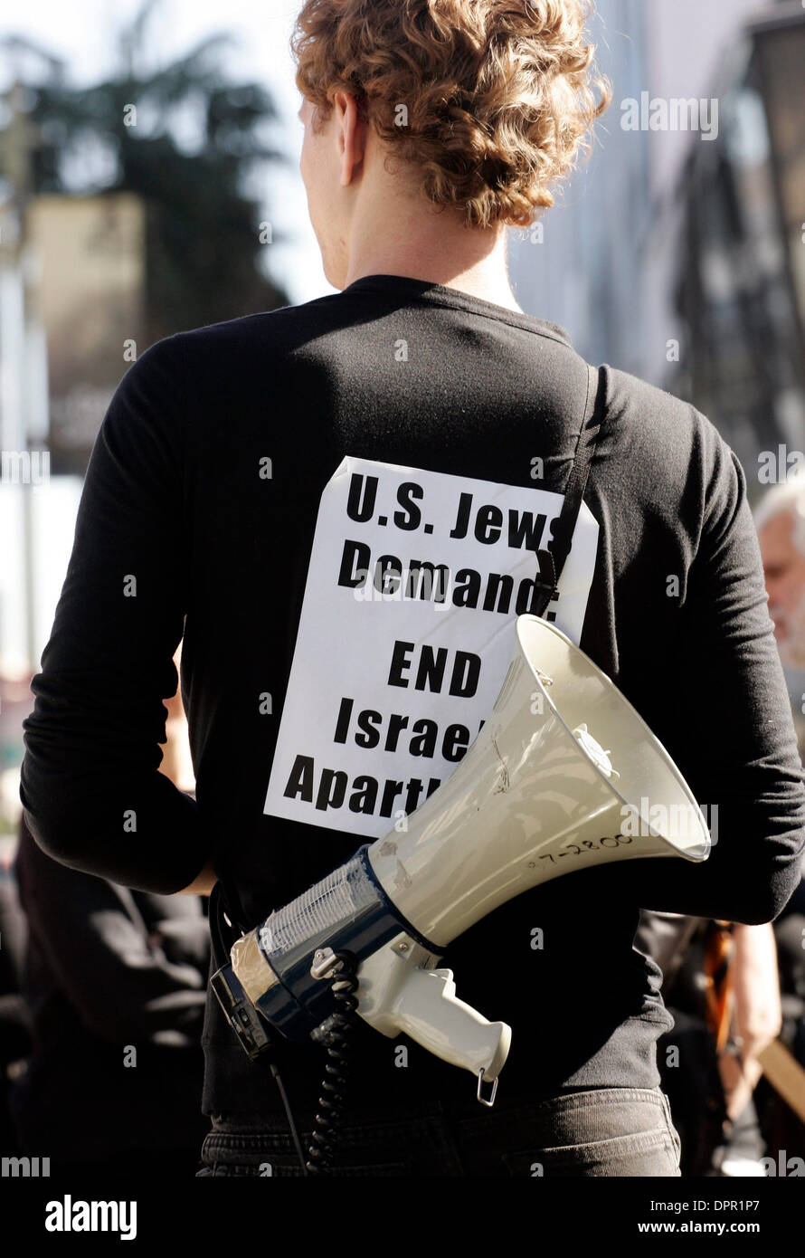 Jan 14, 2009 - Los Angeles, Californie, USA - Les activistes juifs opposés au gouvernement israélien continue d'opérations militaires dans la bande de Gaza se sont enchaînés à l'immeuble abritant le consulat israélien à Los Angeles. Les membres de l'International Jewish Anti-Zionist Network a causé la fermeture de Wilshire Blvd de Los Angeles, mais a mis fin à la police de Los Angeles avant de protester de façon pacifique Banque D'Images