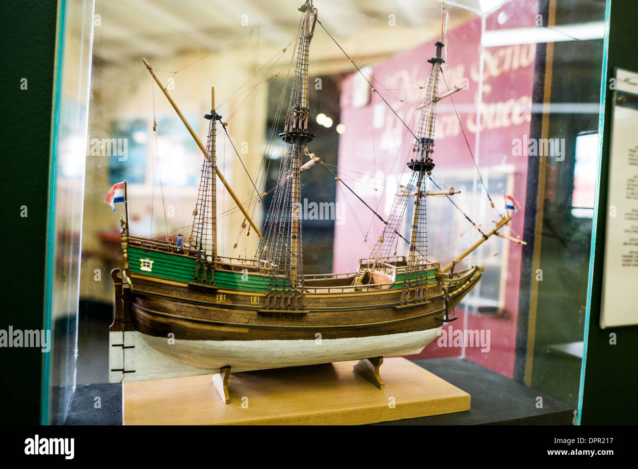USHUAIA, Argentine - l'un des nombreux navires modèle construit avec précision sur l'affichage au Musée Maritime d'Ushuaia (Museo Marítimo de Ushuaia). C'est un modèle de l'Eendracht, un voilier de la carcasse type utilisé par les explorateurs hollandais Willem Schouten et Jacob Le Maire dans leur voyage de 1615-1616. Avec leurs coques rondes à clins et sterns, néerlandais barges étaient bien adaptées au transport de la charge et nécessitant relativement peu d'équipage, mais étaient mal adaptés à une utilisation dans les eaux tropicales chaudes où les méthodes de fabrication signifiait que les lacunes ouvert entre les planches en bois sous la chaleur d'un soleil tropical Banque D'Images