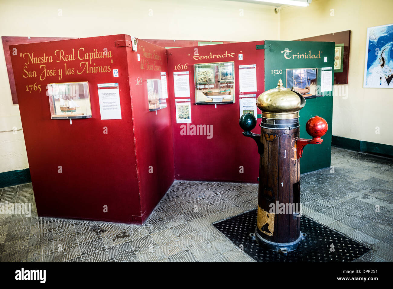 USHUAIA, Argentine — Une exposition au Musée maritime d'Ushuaia présente les premiers voiliers qui ont navigué dans les eaux perfides autour de la Terre de feu. L'exposition présente une boussole de navire historique et des panneaux d'interprétation sur quatre navires importants : le Nuestra Real Capitana San Jose y las Animas (1765), Nuestra Senora de Buen Suceso (1618), Eedracht (1616) et Trinidad (1520), illustrant la riche histoire maritime de la région. Banque D'Images