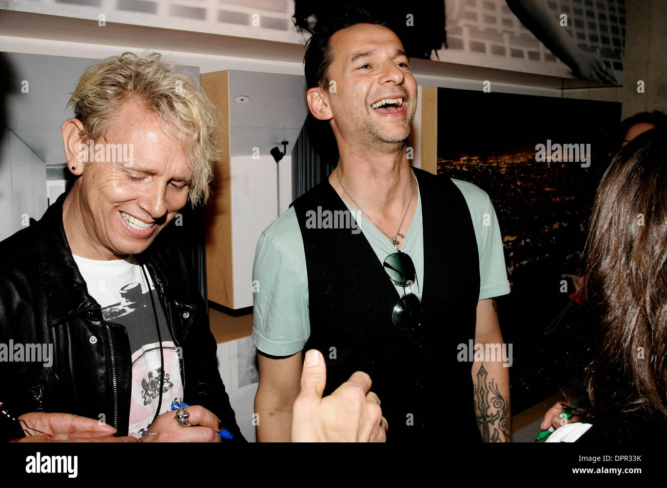 Apr 23, 2009 - Hollywood, Californie, USA - Depeche Mode, MARTIN GORE et Dave Gahan lors d'une partie avant leur concert sur Hollywood Boulevard en face de la W Hollywood projet Résidences à Hollywood. La performance a été diffusée sur Jimmy Kimmel Live et Hollywood Boulevard a été fermée pendant plus de 24 heures(Image Crédit : © Jonathan Alcorn/ZUMA Press) Banque D'Images