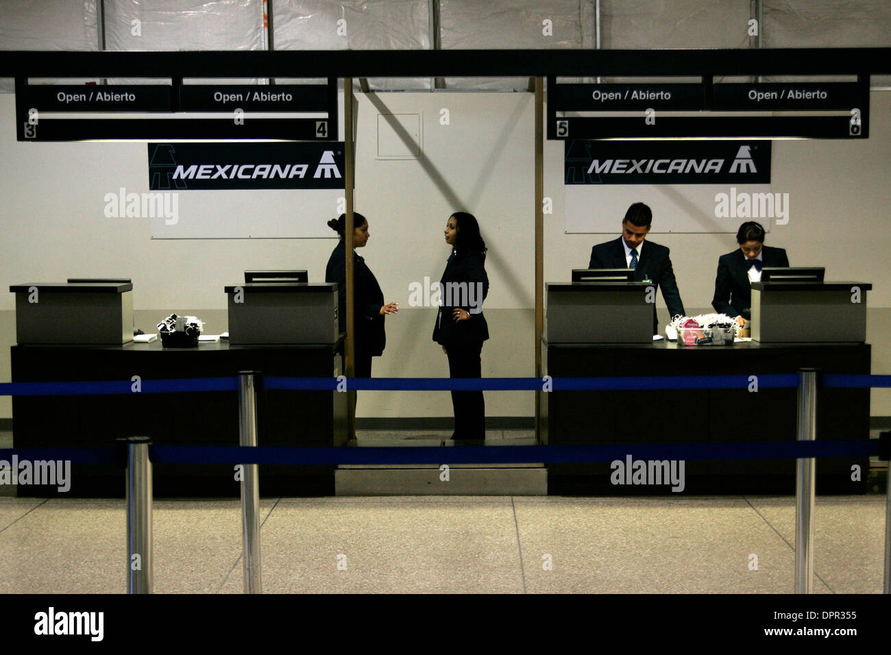 Apr 28, 2009 - Los Angeles, Californie, USA - Le comptoir des billets Mexicana Airlines est déserte à Bradley Terminal de l'Aéroport International de Los Angeles (LAX) Le 28 avril 2009 à Los Angeles, Californie. Onze cas de grippe porcine ont été confirmés en Californie, mais sans décès. (Crédit Image : © Jonathan Alcorn/ZUMA Press) Banque D'Images