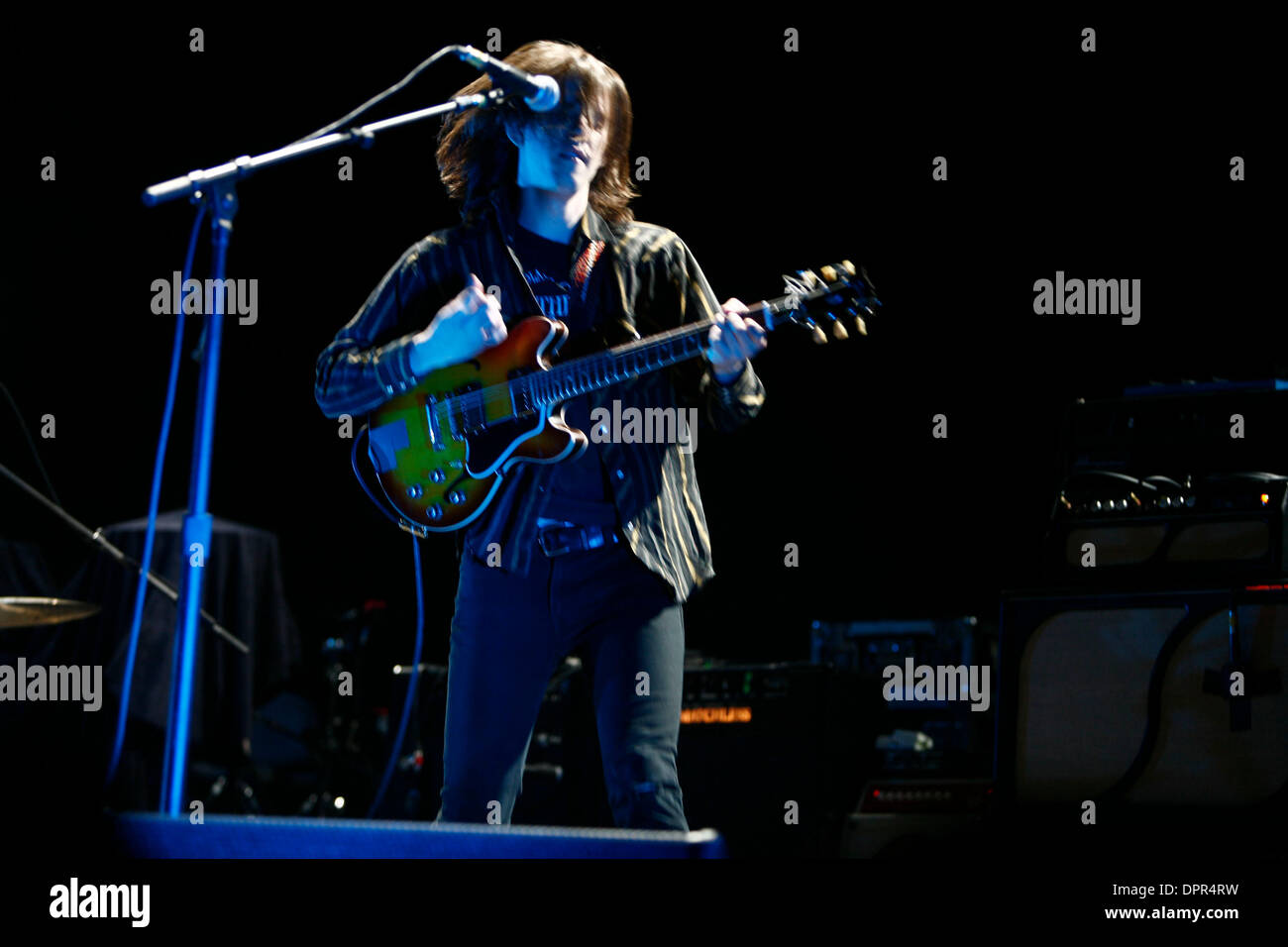 Jan 29, 2009 - New York, New York, USA - Whigs effectuant au Madison Square Garden, à Manhattan. Le groupe de rock garage d'Athènes, Géorgie, se compose de Parker Gispert au chant, guitare et clavier, Julian Dorio à la batterie et Tim Deaux à la basse et choeurs. (Crédit Image : © Aviv petit/ZUMA Press) Banque D'Images